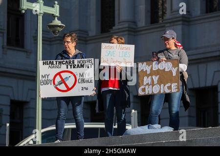 Harrisburg, Usa. November 2021. Demonstranten halten am 9. November 2021 auf den Stufen des Pennsylvania State Capitol in Harrisburg, Pennsylvania, Schilder auf der „Medical Freedom Rally“. Etwa 100 Menschen nahmen an der Kundgebung gegen Impfmandate Teil. (Foto von Paul Weaver/Sipa USA) Quelle: SIPA USA/Alamy Live News Stockfoto