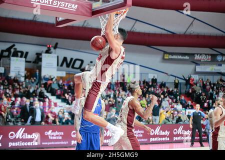 Venedig, Italien, 09/11/2021, Palasport Taliercio, Venedig, Italien, 09. November 2021, Mitchell Watt (Umana Reyer Venezia) während der Umana Reyer Venezia gegen Buducnost Voli Podgorica - Basketball EuroCup Championship Stockfoto