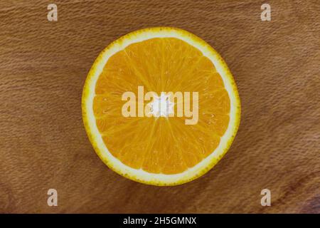 Eingeschnittene Valencia Orange Frucht mit Holzzentrierung (Citrus x sinensis) Stockfoto