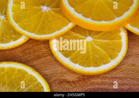 Frische Valencia Orange Fruit Slices Abstraktes Layout auf Holz (Citrus x sinensis) Stockfoto