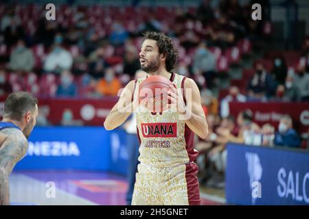 Venedig, Italien, 09/11/2021, Palasport Taliercio, Venedig, Italien, 09. November 2021, Michele Vitali (Umana Reyer Venezia) während der Umana Reyer Venezia gegen Buducnost Voli Podgorica - Basketball EuroCup Championship Stockfoto