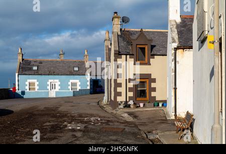 FINDOCHTY, MORAY, SCHOTTLAND - 9. NOVEMBER 2021: Am 9. November 2021 scheint die Sonne auf die Häuser in Findochty Harbour, Moray, Schottland. Stockfoto