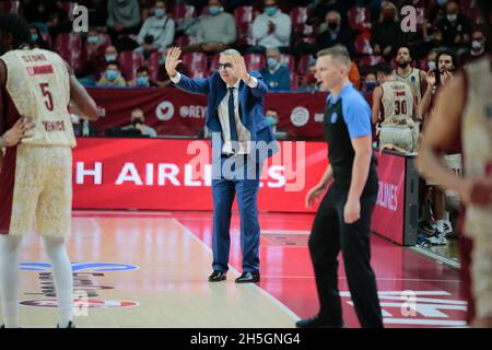 Venedig, Italien. November 2021. Walter De Rafaele (Coach Umana Reyer Venezia) während Umana Reyer Venezia gegen Buducnost Voli Podgorica, Basketball EuroCup Championship in Venedig, Italien, November 09 2021 Quelle: Independent Photo Agency/Alamy Live News Stockfoto