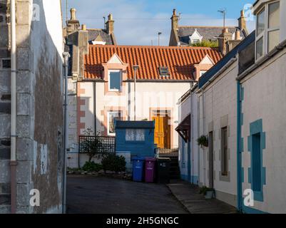 FINDOCHTY, MORAY, SCHOTTLAND - 9. NOVEMBER 2021: Am 9. November 2021 scheint die Sonne auf die Häuser in Findochty Harbour, Moray, Schottland. Stockfoto