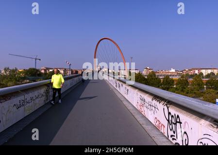 Turin, Italien: Ein Läufer auf der Fußgängerhochstraße mit der berühmten dekorativen Brücke im Viertel Lingotto Stockfoto