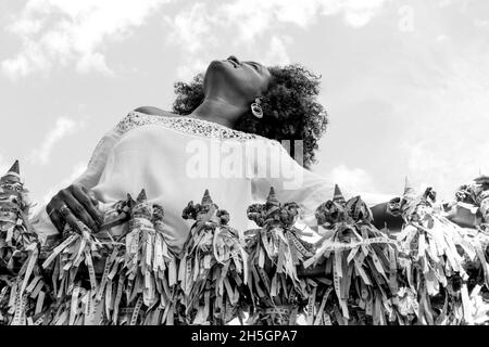 Schönes Modell posiert für das Foto auf den Straßen von Pelourenhous. Salvador, Bahia, Brasilien. Stockfoto