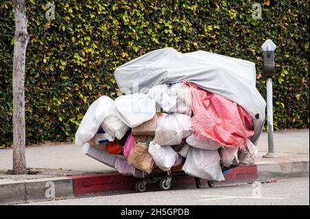 Der Besitz einer obdachlosen Person wurde in einen Einkaufswagen in Los Angeles, Kalifornien, geladen Stockfoto