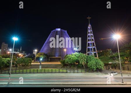 Rio de Janeiro, Brasilien - 12. April 2018: Die Kathedrale von Rio de Janeiro in der Innenstadt der Stadt wird nachts beleuchtet. Stockfoto