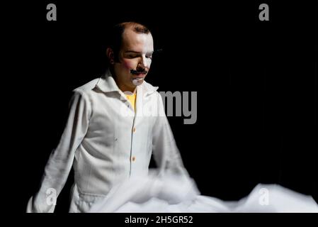 Schauspieler, der eine Figur auf der Bühne eines Theaters darstellt. Mit seinem Körper macht er verschiedene Gesten und Ausdrücke. Sesi Theater, Salvador, Bahia, Braz Stockfoto