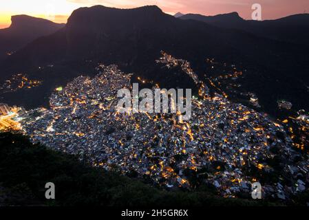 Panoramablick auf Rocinha, die größte Favela in Rio de Janeiro Stadt, bei Abendlicht Stockfoto