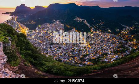 Panoramablick auf Rocinha, die größte Favela in Rio de Janeiro Stadt, bei Abendlicht Stockfoto