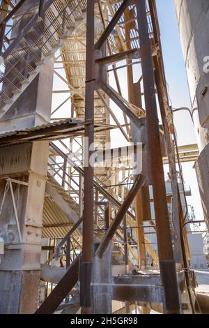 Industrieanlage und Leitern im Werk Stockfoto