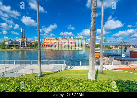 Orlando, Florida, USA, 03. November 2021. Zahnsome Chocolate Emporium und Hard Rock Cafe auf der Insel des Abenteuers Stockfoto