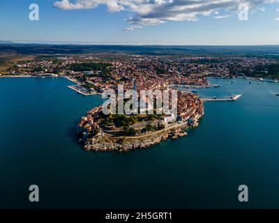 Luftaufnahme der Altstadt von Rovinj mit Blick auf die Adria in Istrien, Kroatien. Stockfoto