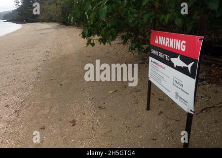 Warnschild zur Shark Sichtung, Cid Harbour, Whitsunday Islands, Queensland, Australien. Keine PR Stockfoto