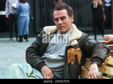 DEAN STOCKWELL (5. März 1936 - 7. November 2021), der in den 1940er Jahren als Kind seine siebzehn Jahre dauernde Schauspielkarriere begann und später Schlüsselrollen in Filmen wie „A Long Day’s Journey into Night“ 1962 und „Blue Velvet“ 1986 hatte, während er sich auch im Fernsehen einen Namen machte, Vor allem auf der Hit Science-Fiction-Serie „Quantum Leap“, starb am Sonntag. Er war 85 Jahre alt. FOTO-DATEI: 1. Februar 1989, Los Angeles, California, USA: Porträt des Schauspielers DEAN STOCKWELL. (Bild: © Alan Greth/ZUMA Press) Stockfoto