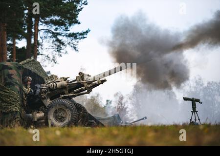 Fallschirmjäger der US-Armee, die dem 4. Bataillon, dem 319th Airborne Field Artillery Regiment, zugewiesen wurden, feuern während einer Live-Feuerübung mit Feldartillerie einen M119A3-Howitzer. Diese Schulung ist Teil der Übung Bajonet Ready 22 im Joint Multinual Training Center im Ausbildungsgebiet Grafenwoehr, Deutschland, vom 25. Oktober 2021. Übung Bayonet Ready 22 ist eine Richtlinie der US Army Southern European Task Force - Africa, die vom 7. Armeeausbildungskommando und der 173. Luftbrigade im Joint Multinary Readiness Center im Hohenfels Training Area, Deutschland, vom 17. Bis 30. Oktober durchgeführt wird Stockfoto