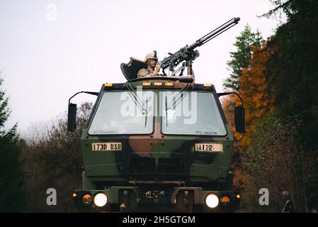 Ein Fallschirmjäger der US-Armee, der dem Unterstützungsbataillon der 173. Brigade zugewiesen wurde, beobachtet die woodline, nachdem gegnerische Kräfte während einer situativen Trainingsübung seinen Konvoi in einen Hinterhalt gebracht hatten. Diese Schulung ist Teil der Übung Bayonet Ready 22 im Joint Multinal Readiness Center im Schulungsbereich Hohenfels, Deutschland, vom 27. Oktober 2021. Übung Bayonet Ready 22 ist eine Richtlinie der Southern European Task Force der United States Army - Africa, die vom 7. Army Training Command und der 173. Airborne Brigade im Joint Multinary Readiness Center im Hohenfels Training Area, Deutschland, durchgeführt wird Stockfoto