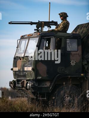 Ein Fallschirmjäger der US-Armee, der dem 4. Bataillon zugewiesen wurde, beobachtet seinen Feuersektor während einer Feldartillerie-Nacht-Live-Feuerübung. Diese Schulung ist Teil der Übung Bajonet Ready 22 im Joint Multinual Training Center im Ausbildungsgebiet Grafenwoehr, Deutschland, vom 25. Oktober 2021. Übung Bayonet Ready 22 ist eine Richtlinie der US Army Southern European Task Force - Africa, die vom 7. Armeeausbildungskommando und der 173. Luftbrigade im Joint Multinary Readiness Center im Hohenfels Training Area, Deutschland, ab 1 Stockfoto