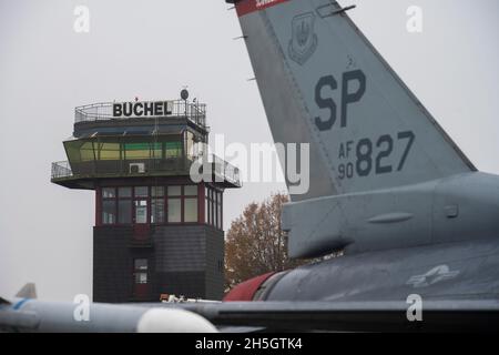 Ein Kampfjet der US-Luftwaffe F-16C von Falcon, der dem 480. Jagdgeschwader auf dem Luftwaffenstützpunkt Spangdahlem, Deutschland, zugewiesen wurde, sitzt am 3. November 2021 während der Castle Forge auf einem Schürze auf dem Luftwaffenstützpunkt Büchel, Deutschland. Die Übung „Agile Combat Employment“ ermöglichte es den Luftwaffe des 52. Kampfflügels, in einem simulierten Notfallumfeld mit ihren Gastnationspartnern in der deutschen Luftwaffe zu arbeiten. Dies ist das erste Mal, dass es mit der deutschen Luftwaffe in agile Kampfeinsätze für Beschäftigung integriert wird. (USA Luftwaffe Foto von Senior Airman Ali Stewart) Stockfoto