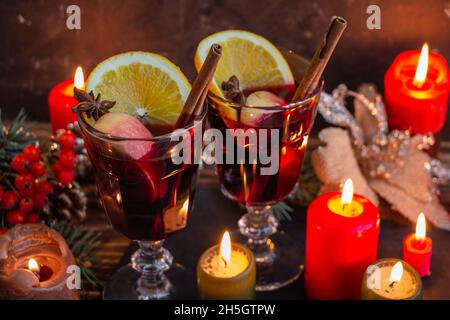 Heißer Glühwein, Atmosphäre von Weihnachten und Neujahr Stockfoto
