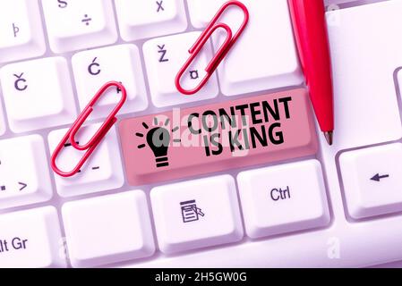 Text in der Handschrift Inhalt ist König. Konzeptuelles Fotomarketing fokussierte wachsende Sichtbarkeit nicht bezahlte Suchergebnisse Aktualisierung und Reparatur alter Website Stockfoto