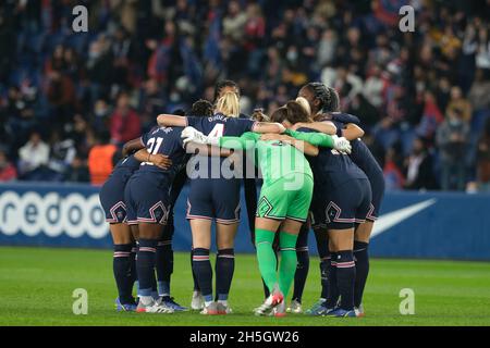 Paris, Frankreich. November 2021. PSG-Team vor der Gruppenphase des UEFA Women's Champions League Group B Day 3 zwischen Paris Saint Germain und Real Madrid im Parc des Princes Stadium - Paris Frankreich. PSG gewann 4:0 (Bildnachweis: © Pierre Stevenin/ZUMA Press Wire) Stockfoto