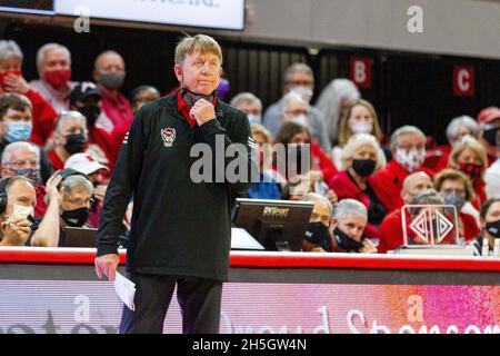 Raleigh, North Carolina, USA. November 2021. NC State Wolfpack-Cheftrainer Wes Moore reagiert in der zweiten Hälfte des NCAA Womens Basketball-Matchup im Reynolds Coliseum in Raleigh, NC, auf die Offensive seines Teams. (Scott Kinser/Cal Sport Media). Kredit: csm/Alamy Live Nachrichten Stockfoto