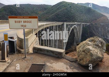 Die berühmte historische Bixby Bridge wurde 1932 entlang des California Highway One in Big Sur (Pacific Coast Highway auch bekannt als PCH) erbaut. Stockfoto