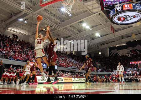 Raleigh, North Carolina, USA. November 2021. Das North Carolina State Wolfpack Center Elissa Cunane (33) schießt in der zweiten Hälfte des NCAA Womens Basketball Matchup im Reynolds Coliseum in Raleigh, North Carolina, einen Layup über den US-amerikanischen Spielecocks Aliyah Boston (4). (Scott Kinser/Cal Sport Media). Kredit: csm/Alamy Live Nachrichten Stockfoto