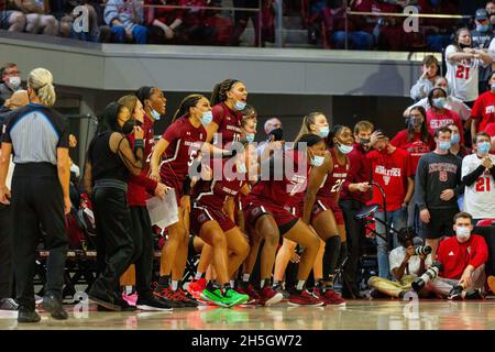 Raleigh, North Carolina, USA. November 2021. South Carolina Gamecocks Bank feiert ein und ein Foul in der zweiten Hälfte des NCAA Frauen Basketball Matchup im Reynolds Coliseum in Raleigh, NC. (Scott Kinser/Cal Sport Media). Kredit: csm/Alamy Live Nachrichten Stockfoto