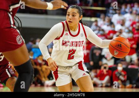 Raleigh, North Carolina, USA. November 2021. Raina Perez (2) fährt mit dem Ball in der zweiten Hälfte des NCAA Womens Basketball Matchup im Reynolds Coliseum in Raleigh, NC. (Scott Kinser/Cal Sport Media). Kredit: csm/Alamy Live Nachrichten Stockfoto