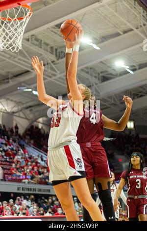 Raleigh, North Carolina, USA. November 2021. Das North Carolina State Wolfpack Center Elissa Cunane (33) schießt in der zweiten Hälfte des NCAA Womens Basketball Matchup im Reynolds Coliseum in Raleigh, North Carolina, einen Zwischenstopp unter dem South Carolina Gamecocks-Stürmer Aliyah Boston (4). (Scott Kinser/Cal Sport Media). Kredit: csm/Alamy Live Nachrichten Stockfoto