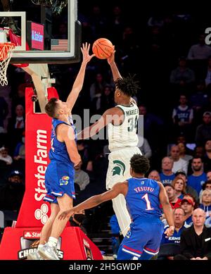 New York, New York, USA. November 2021. Während des Champions Classic im Madison Square Garden in New York City schießt Julius Marble II (34) in Michigan State Spartans über Kansas Jayhawks Vorwärts Zach Clemence (21). Duncan Williams/CSM/Alamy Live News Stockfoto