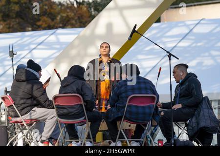 Junge indigene Frau Danielle Migwans mit All Nation Big Drum Singers / Drummers beim Indigenous Legacy Gathering 4. November 2021 Toronto, Kanada Stockfoto