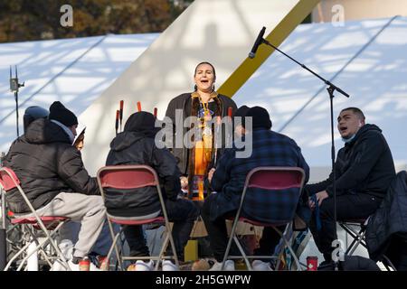 Junge indigene Frau Danielle Migwans mit All Nation Big Drum Singers / Drummers beim Indigenous Legacy Gathering 4. November 2021 Toronto, Kanada Stockfoto