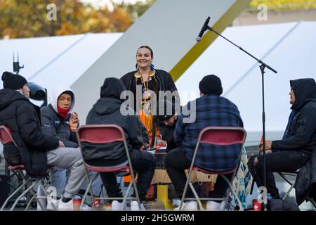 Junge indigene Frau Danielle Migwans mit All Nation Big Drum Singers / Drummers beim Indigenous Legacy Gathering 4. November 2021 Toronto, Kanada Stockfoto