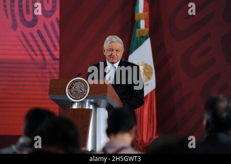 MÉXICO, MEXIKO 8. NOVEMBER 2021 Andres Manuel Lopez Obrador, Präsident von Mexiko, morgendliche Pressekonferenz im Nationalpalast am 8. November 2021 in Mexiko-Stadt, Mexiko. (Foto von Pedro Martin González Castillo/ NortePhoto Stockfoto