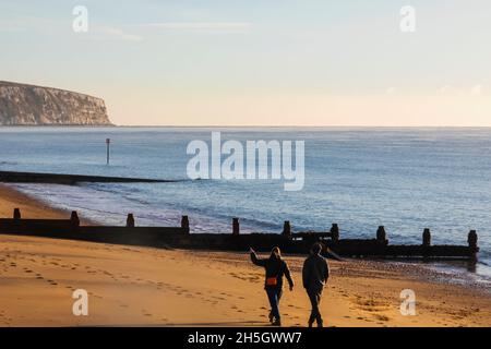 England, Isle of Wight, Sandown, Paar zu Fuß am Sandown Beach Stockfoto