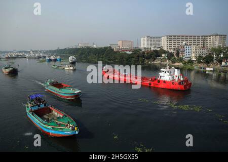 Narayanganj, Bangladesch. November 2021. Ein Öltanker fährt über das pechschwarze Wasser des Flusses Shitalakshya in der Nähe der Stadt Dhaka.der Fluss Shitalakshya, der durch die Stadt Dhaka fließt, ist heute einer der am stärksten verschmutzten Flüsse der Welt, weil dort Menschen und Industrieabfällen in die Luft gejagen werden. (Foto von MD Manik/SOPA Images/Sipa USA) Quelle: SIPA USA/Alamy Live News Stockfoto