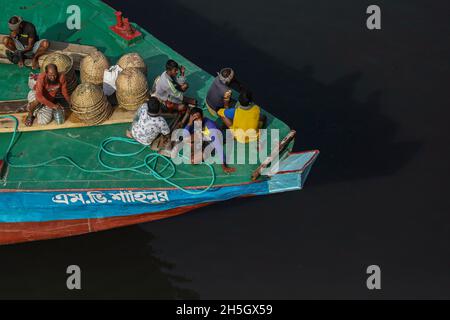 Narayanganj, Bangladesch. November 2021. Ein Boot fährt über das pechschwarze Wasser des Flusses Shitalakshya in der Nähe der Stadt Dhaka.der Fluss Shitalakshya, der durch die Stadt Dhaka fließt, ist heute einer der am stärksten verschmutzten Flüsse der Welt, weil dort Menschen und Industrieabfällen in die Luft gejagen werden. (Foto von MD Manik/SOPA Images/Sipa USA) Quelle: SIPA USA/Alamy Live News Stockfoto