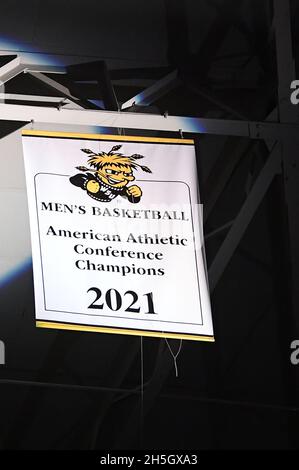 Wichita, Kansas, USA. November 2021. Wichita State Shocker hissten vor dem NCAA-Basketballspiel zwischen den Jacksonville State Gamecocks und den Wichita State Shockers in der Charles Koch Arena in Wichita, Kansas, ihr Banner zur AAC-Meisterschaft 2021. Kendall Shaw/CSM/Alamy Live News Stockfoto