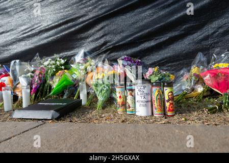 Houston, USA. November 2021. Ein Denkmal, das am 9. November 2021 außerhalb des Astroworld-Festivalgeländes im NRG Park in Houston, Texas, errichtet wurde. Das mit Spannung erwartete Musikfestival endete mit dem tragischen Tod von acht Menschen am Freitagabend. (Foto von Jennifer Lake/Sipa USA) Quelle: SIPA USA/Alamy Live News Stockfoto