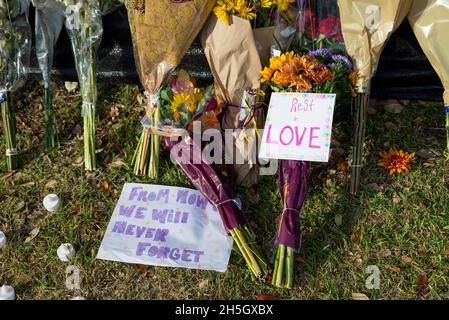 Houston, USA. November 2021. Ein Denkmal, das am 9. November 2021 außerhalb des Astroworld-Festivalgeländes im NRG Park in Houston, Texas, errichtet wurde. Das mit Spannung erwartete Musikfestival endete mit dem tragischen Tod von acht Menschen am Freitagabend. (Foto von Jennifer Lake/Sipa USA) Quelle: SIPA USA/Alamy Live News Stockfoto