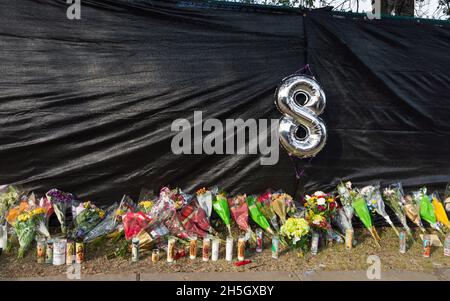 Houston, USA. November 2021. Ein Denkmal, das am 9. November 2021 außerhalb des Astroworld-Festivalgeländes im NRG Park in Houston, Texas, errichtet wurde. Das mit Spannung erwartete Musikfestival endete mit dem tragischen Tod von acht Menschen am Freitagabend. (Foto von Jennifer Lake/Sipa USA) Quelle: SIPA USA/Alamy Live News Stockfoto