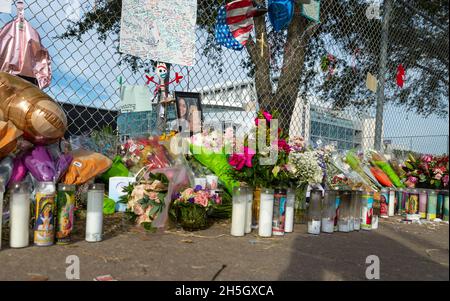 Houston, USA. November 2021. Ein Denkmal, das am 9. November 2021 außerhalb des Astroworld-Festivalgeländes im NRG Park in Houston, Texas, errichtet wurde. Das mit Spannung erwartete Musikfestival endete mit dem tragischen Tod von acht Menschen am Freitagabend. (Foto von Jennifer Lake/Sipa USA) Quelle: SIPA USA/Alamy Live News Stockfoto