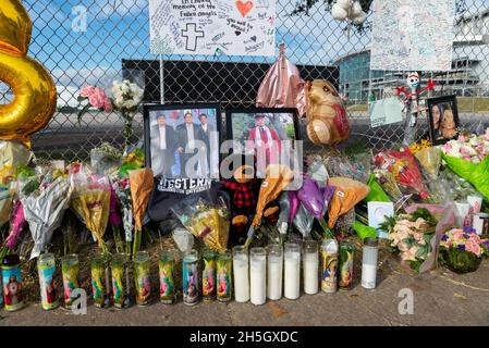 Houston, USA. November 2021. Ein Denkmal, das am 9. November 2021 außerhalb des Astroworld-Festivalgeländes im NRG Park in Houston, Texas, errichtet wurde. Das mit Spannung erwartete Musikfestival endete mit dem tragischen Tod von acht Menschen am Freitagabend. (Foto von Jennifer Lake/Sipa USA) Quelle: SIPA USA/Alamy Live News Stockfoto