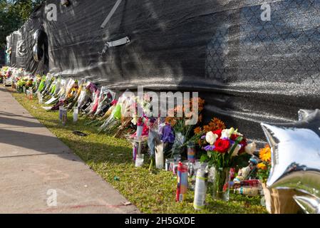 Houston, USA. November 2021. Ein Denkmal, das am 9. November 2021 außerhalb des Astroworld-Festivalgeländes im NRG Park in Houston, Texas, errichtet wurde. Das mit Spannung erwartete Musikfestival endete mit dem tragischen Tod von acht Menschen am Freitagabend. (Foto von Jennifer Lake/Sipa USA) Quelle: SIPA USA/Alamy Live News Stockfoto