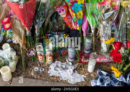 Houston, USA. November 2021. Ein Denkmal, das am 9. November 2021 außerhalb des Astroworld-Festivalgeländes im NRG Park in Houston, Texas, errichtet wurde. Das mit Spannung erwartete Musikfestival endete mit dem tragischen Tod von acht Menschen am Freitagabend. (Foto von Jennifer Lake/Sipa USA) Quelle: SIPA USA/Alamy Live News Stockfoto