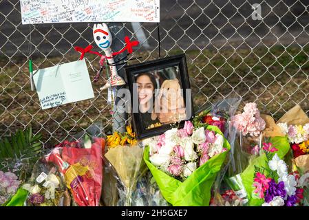 Houston, USA. November 2021. Ein Denkmal, das am 9. November 2021 außerhalb des Astroworld-Festivalgeländes im NRG Park in Houston, Texas, errichtet wurde. Das mit Spannung erwartete Musikfestival endete mit dem tragischen Tod von acht Menschen am Freitagabend. (Foto von Jennifer Lake/Sipa USA) Quelle: SIPA USA/Alamy Live News Stockfoto